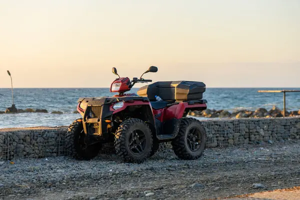 Kıbrıs 'taki kayalık sahil kıyısında hareketsiz duran güçlü dörtlü bisiklet,