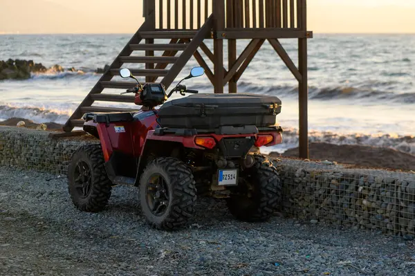 Kıbrıs 'ta Akdeniz Tarafından Tüm Arazi Dörtlü Bisikleti