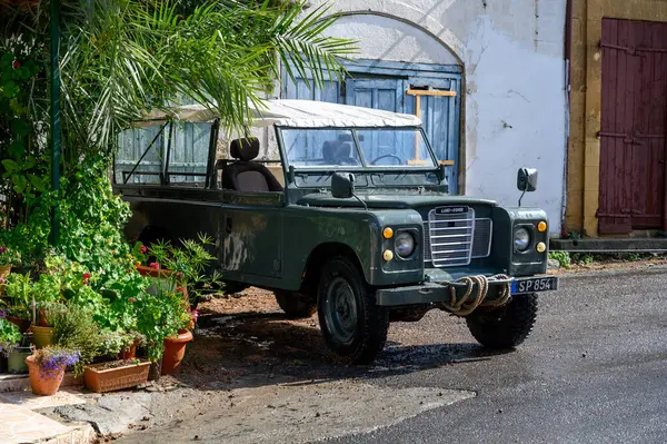 Gaziveren, Kıbrıs Rum Kesimi 05.28.2025 Lefke Kıbrıs 'taki Sessiz Sokak' ta Klasik Yeşil Arazi Gezgini
