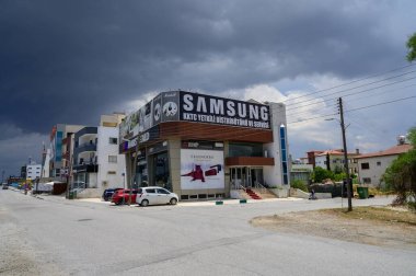 Kıbrıs Rum Kesimi 'nin bir caddesinde, modern aletler ve teknoloji ürünleri camdan görülebilen bir mağaza açmak..