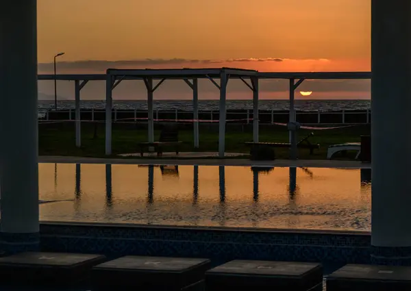 Günbatımı Gökyüzü Huzurlu Yüzme Havuzu 'na Yansıtıldı
