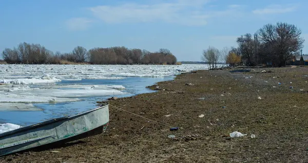 Bahar boyunca Bakhthiyar Nehri 'nde büyük buz kütleleri yüzer.