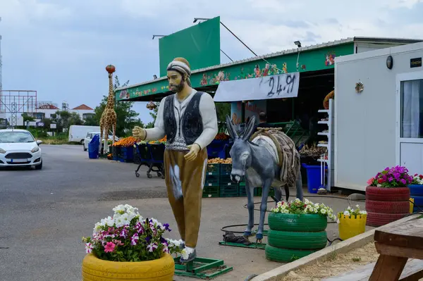 Kıbrıs 'taki yerel yol kenarı pazarı taze meyve, sebze ve el yapımı mallar sunuyor. Kırsal Akdeniz kültürünün renkli bir görüntüsü.