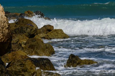 Kıbrıs Rum Kesimi 'nin Rocky Sahiline Akdeniz Dalgaları Sıçrıyor