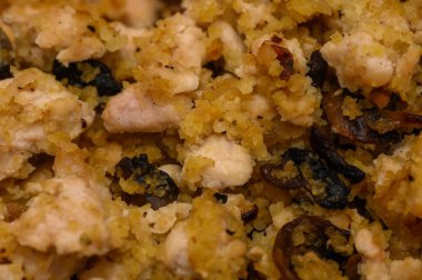 Pirozhki için ev yapımı lezzetli et, baharat ve lezzetli fırınlanmış hamur işleri için baharatla karıştırılmış taze et sergileniyor..