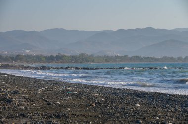 Kıbrıs 'taki Morphou Körfezi' nin kumlu sahili, parlak bir yaz gününde Akdeniz ufka kadar uzanıyor.