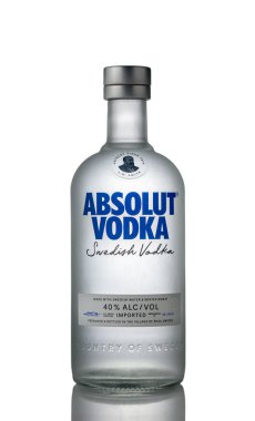  Gaziveren, Kıbrıs 09.25.2025 Temiz Absolut Vodka 700ml şişe, beyaz zemin üzerinde izole, içecek, kokteyl ve ürün fotoğrafçılığına uygun.