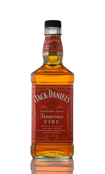  Gaziveren, Kıbrıs 09.25.2025 Jack Daniel 'in Tennessee Fire viskisi. Beyaz arka planda izole edilmiş 0.7L şişe, içecek, alkol ve ürün fotoğrafçılığı için mükemmel..