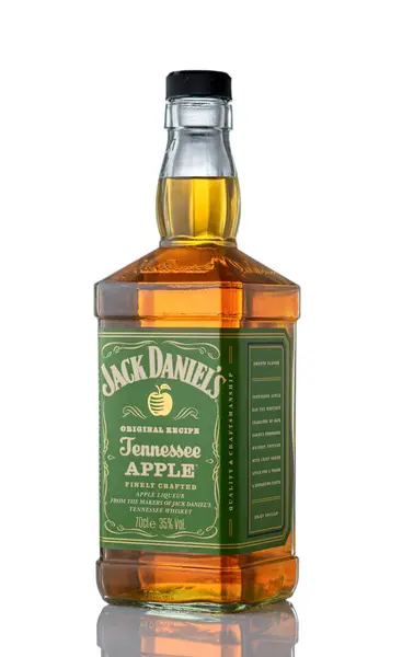  Gaziveren, Kıbrıs 09.25.2025 Jack Daniel 'in Tennessee Apple viskisi 700ml şişe beyaz zemin üzerinde izole edilmiş, içecek, alkol ve ürün fotoğrafçılığı için ideal.
