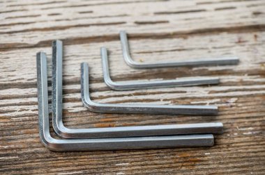 Altıgen anahtarlar bir masanın üzerine dizilmiş, DIY, onarım ve alet fotoğrafçılığı için ideal.