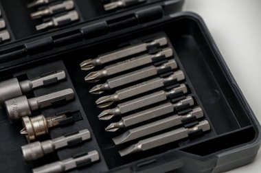 Çeşitli boyut ve tiplere sahip, beyaz arkaplanda izole edilmiş, DIY ve atölye fotoğrafçılığı için ideal bir tornavida setinin yakın çekimi.