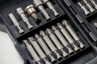 Beyaz arkaplanda düzgün bir şekilde yerleştirilmiş metal anahtarlar, DIY, onarım ve atölye fotoğrafçılığı için mükemmel..