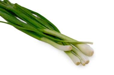 Taze yeşil soğanlar (taze soğanlar) beyaz arka planda izole edilmiş, yemek, yemek pişirme ve sağlıklı yemek fotoğrafçılığı için mükemmel..