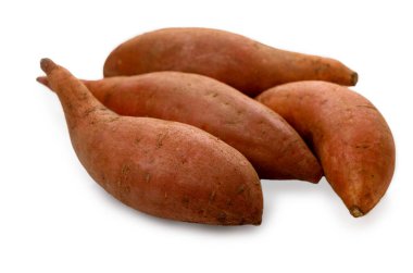 Beyaz arka planda izole edilmiş dört çiğ batata tatlı patatesi yakın plan, yemek, diyet ve organik sebze fotoğrafçılığı için ideal..