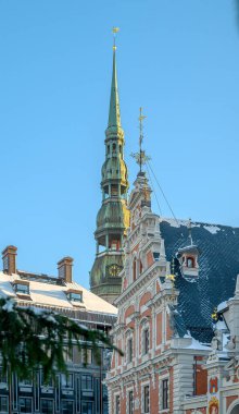 Riga, Letonya 'daki St. Peters Kilisesi' nin ikonik ortaçağ saat kulesi, şehrin tarihi simgesi ve mimari simgesi..