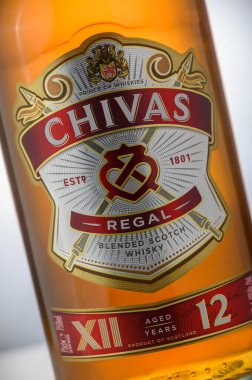  Gaziveren, Kıbrıs Rum Kesimi 09.25.2025 Chivas Regal. Beyaz arka planda görünür etiketli 12 yıllık bir şişe. Kaliteli viski, reklam için ürün fotoğrafçılığı ve online mağazalar.