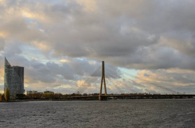 Modern kablo, Daugava ve Swedbank Kulesi üzerinde köprü olarak kaldı. Letonya mimarisinin ve şehir siluetinin sembolü. 