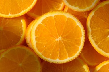 Portakallar dilimlere ayrılır ve yüzeye konur. Yemek, tasarım ve yaz temaları için parlak turunçgiller.