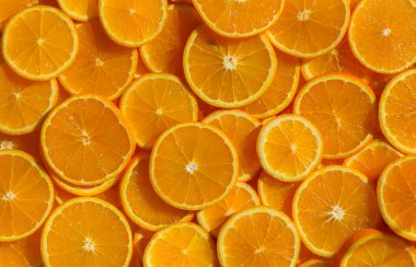 Portakallar yemek arkaplanı olarak masaya konur.