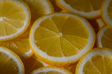 Limonlar parçalara ayrıldı ve yüzeye yayılarak parlak bir narenciye arkaplanı oluşturdu..