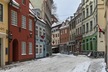Riga 'nın tarihi ve samimi Jauniela Caddesi. Mimarlık, turizm, şehir atmosferi.