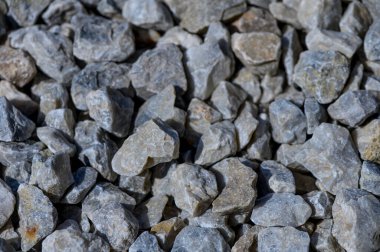 Dekoratif veya inşaat arka planı olarak kullanılan mermer çakıl taşı yakın plan.