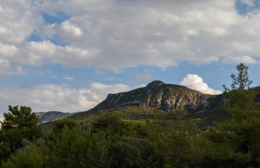 Kıbrıs Rum Kesimi açık gökyüzü ile Kyrenia yakınlarında tepeler. Doğal manzara, Akdeniz manzarası ve dağ manzarası..