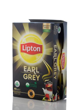 Gaziveren, Kıbrıs 10.05.2025 fincan taze demlenmiş Lipton Earl Grey çayı ve çay poşeti görünür. Bergamotlu siyah çay, yumuşak doğal ışıkta fotoğraflanmış. Yemek ve içecek için mükemmel.,