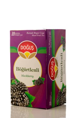 Gaziveren, Kıbrıs 10.05.2025 Beyaz arka planda 20 çay poşeti bulunan Dogus böğürtlen çay kutusuna yakın çekim. Türk meyvesi, doğal böğürtlen tadı bakımından zengin.