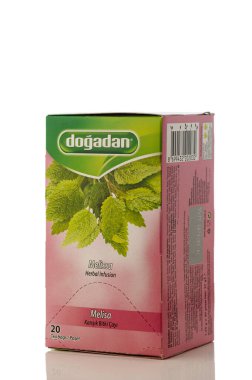 Gaziveren, Kıbrıs 10.05.2025 Dogadan melissa bitkisel çay kutusuna yakın plan, beyaz arka planda 20 çay poşeti. Bitkisel aromalı Türk doğal sakinleştirici çayı.