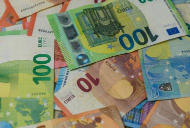 Avro banknotlarının çeşitli değerlerde makro fotoğrafı, Avrupa para biriminin dokusunu ve güvenlik modellerini ayrıntılı olarak gösteriyor.