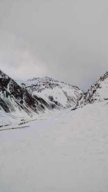 Karla kaplı And Dağları (Arjantin 'de dağlar). Şili sınırına yakın..