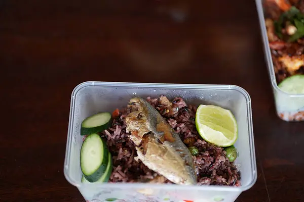 Tayland karides ezmesi, uskumru ve kızarmış pirinç baharatlı karides ezmeli pilav.