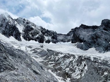 Yeşim Ejder Kar Dağı manzarası. Jade Dragon Snow Mountain Çin 'in güneybatısında, Yunnan ilinin Lijiang yakınlarında bir dağdır..
