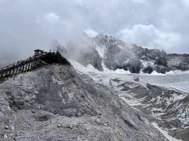 Yeşim Ejder Kar Dağı manzarası. Jade Dragon Snow Mountain Çin 'in güneybatısında, Yunnan ilinin Lijiang yakınlarında bir dağdır..