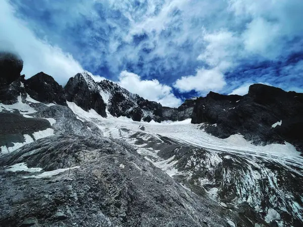 Yeşim Ejder Kar Dağı manzarası. Jade Dragon Snow Mountain Çin 'in güneybatısında, Lijiang yakınlarında bulunan bir dağdır..