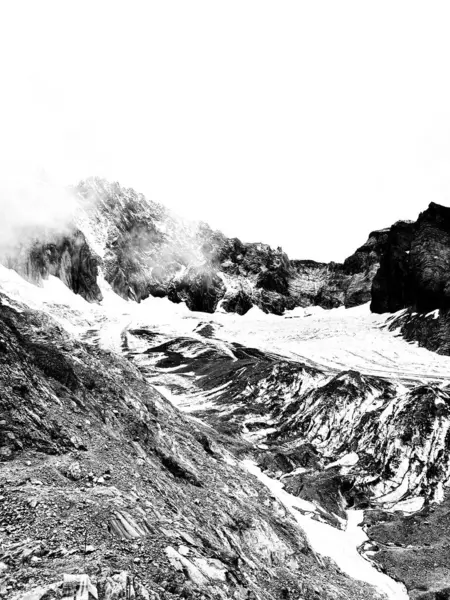 Yeşim Ejder Kar Dağı manzarası. Jade Dragon Snow Mountain Çin 'in güneybatısında, Lijiang yakınlarında bulunan bir dağdır..