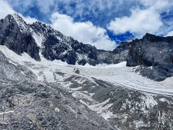 Yeşim Ejder Kar Dağı manzarası. Jade Dragon Snow Mountain Çin 'in güneybatısında, Yunnan ilinin Lijiang yakınlarında bir dağdır..