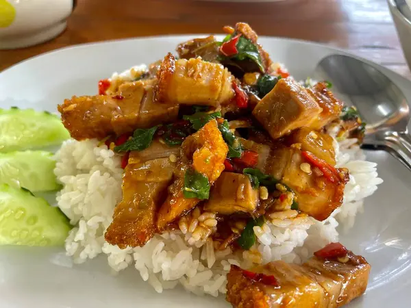 Kızarmış domuz eti ve pirinçli fesleğen Asya yerel sokak yemeği tarzı.