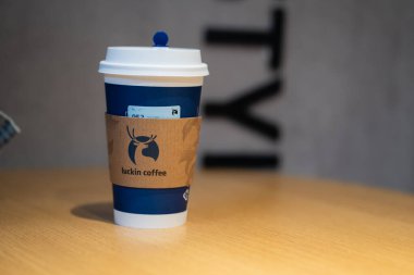 Dali, Çin - 29 Haziran 2024: Luckin Coffee Çin 'den Lüks Kahve Makinesi, Masadaki sıcak kahveyi kapat.