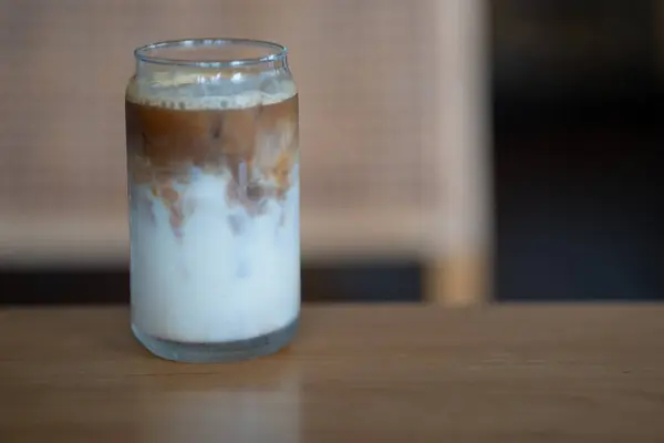 Kahve dükkanında bir bardak buzlu kahve..