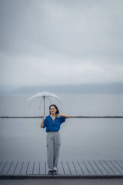 Şemsiyeli bir kadın, Yunnan, Dali 'deki Erhai Gölü. Manzara konsepti olan insanlar.