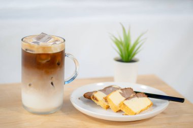 Lezzetli bir latte Nespresso kahve kreması ve tereyağlı kek.