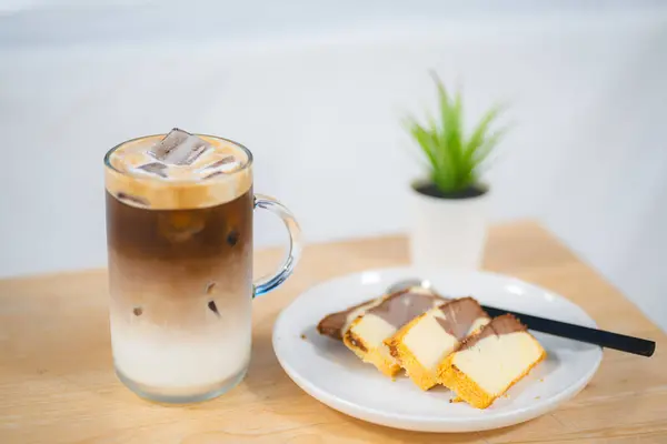 Lezzetli bir latte Nespresso kahve kreması ve tereyağlı kek.