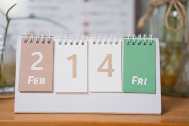 Sevgililer Günü konsepti. 14 Şubat 'ta ahşap masadaki Carlendar.