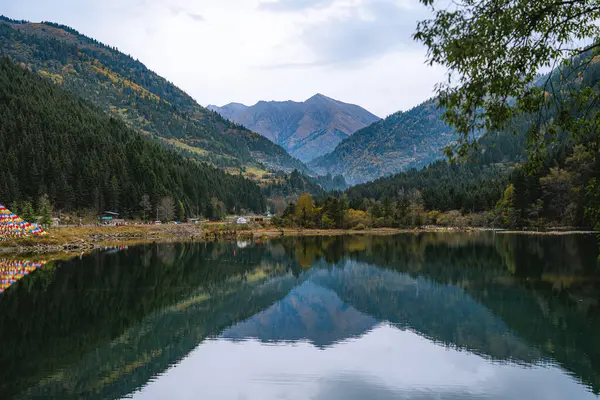 Dagu Buzulu arka planda mavi porselen kar, Chengdu, Çin.