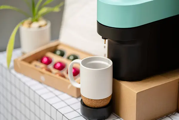 Espresso bardaklı kapsül kahve makinesi. Nespresso kahve makineleri ve kapsülleriyle dünya çapında bir lider şirkettir..