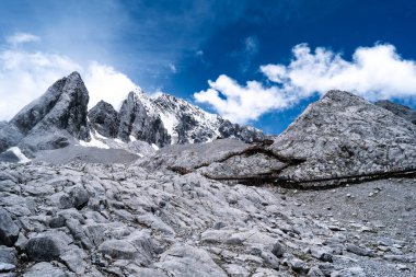 Yeşim Ejder Kar Dağı manzarası. Jade Dragon Snow Mountain Çin 'in güneybatısında, Yunnan ilinin Lijiang yakınlarında bir dağdır..