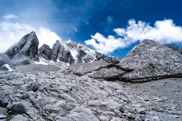 Yeşim Ejder Kar Dağı manzarası. Jade Dragon Snow Mountain Çin 'in güneybatısında, Yunnan ilinin Lijiang yakınlarında bir dağdır..