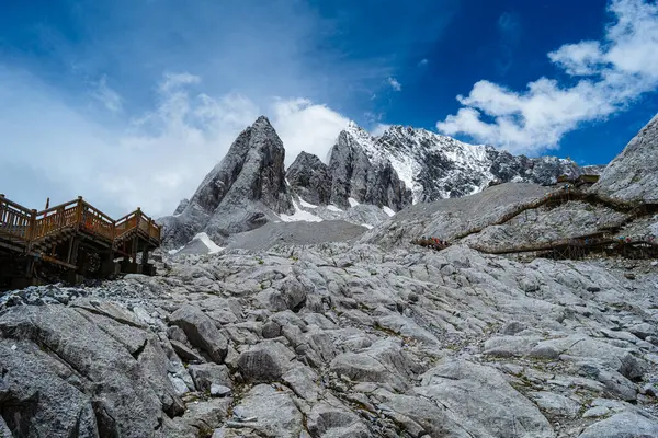 Yeşim Ejder Kar Dağı manzarası. Jade Dragon Snow Mountain Çin 'in güneybatısında, Yunnan ilinin Lijiang yakınlarında bir dağdır..
